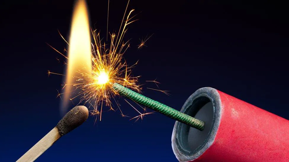 Các phản ứng hóa học bên trong pháo hoa được kích hoạt bằng ngòi đốt.