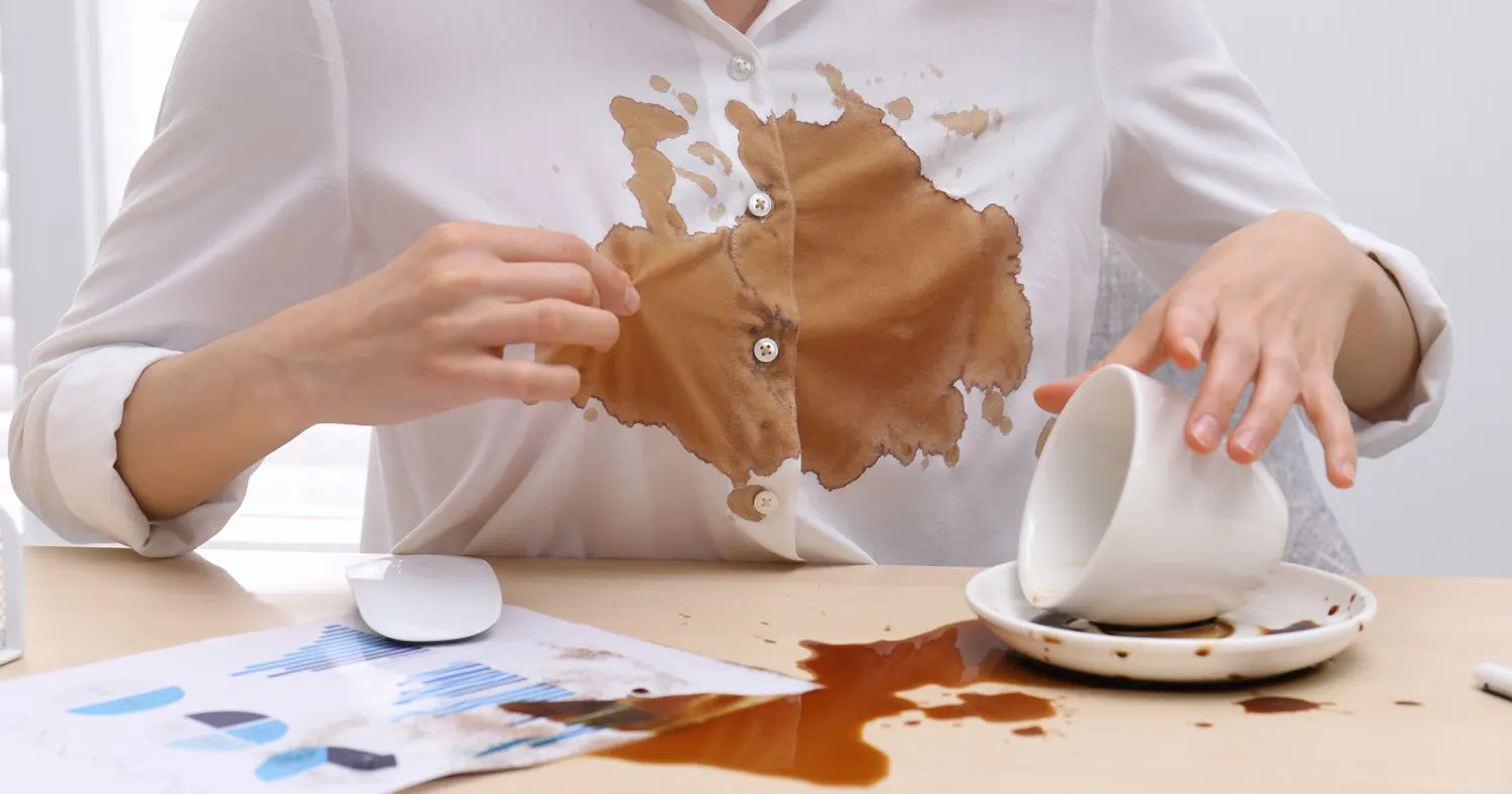 Cách tẩy trắng quần áo bị dính cà phê hiệu quả
