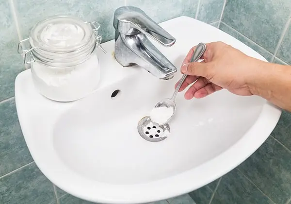 Cách thông tắc bồn rửa bát bằng Natri Hydroxit hiệu quả tại nhà
