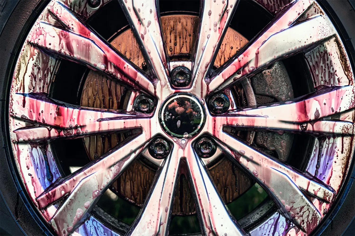 Thoạt nhìn giống như một cảnh trong bộ phim kinh dị, song, thực chất là chất tẩy gỉ sét đang làm sạch bụi phanh trên mâm xe ô tô. Điều tuyệt vời là phản ứng hóa học này chỉ tác dụng lên các hạt sắt mà không làm tổn hại đến các thành phần khác.