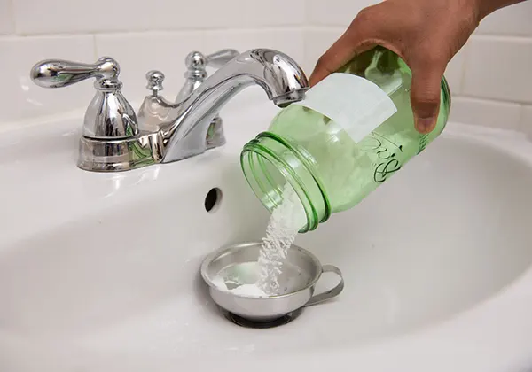 Cống nhà tôi bị tắc sau trận mưa lớn, xin cho biết loại bột thông tắc cống nào có thể xử lý nhanh chóng?