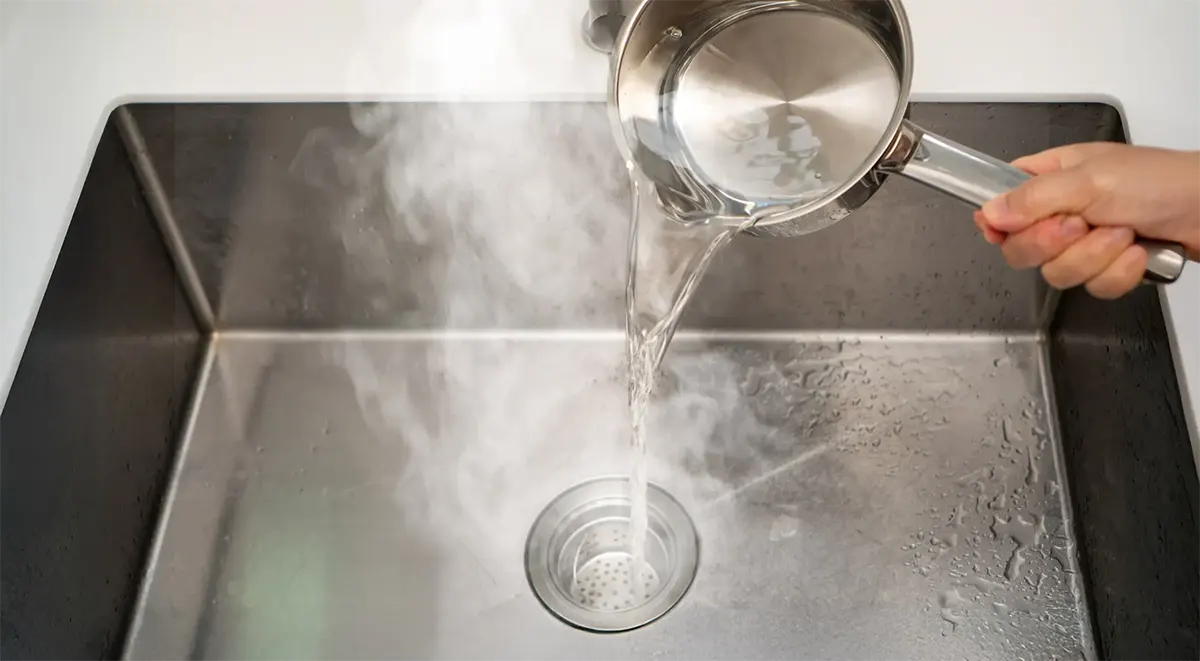 Nước nóng có thể giúp làm sạch cặn bẩn. Nhưng cách này khó làm sạch dầu mỡ đóng bám trong đường ống.