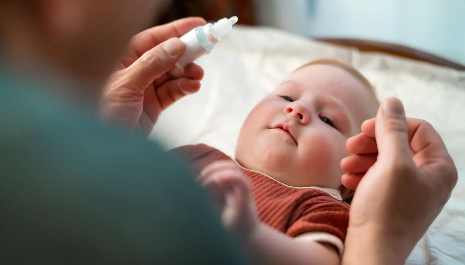 Dung dịch natri clorid 0,9 rất cần thiết để rửa xoang mũi và vệ sinh cho trẻ sơ sinh