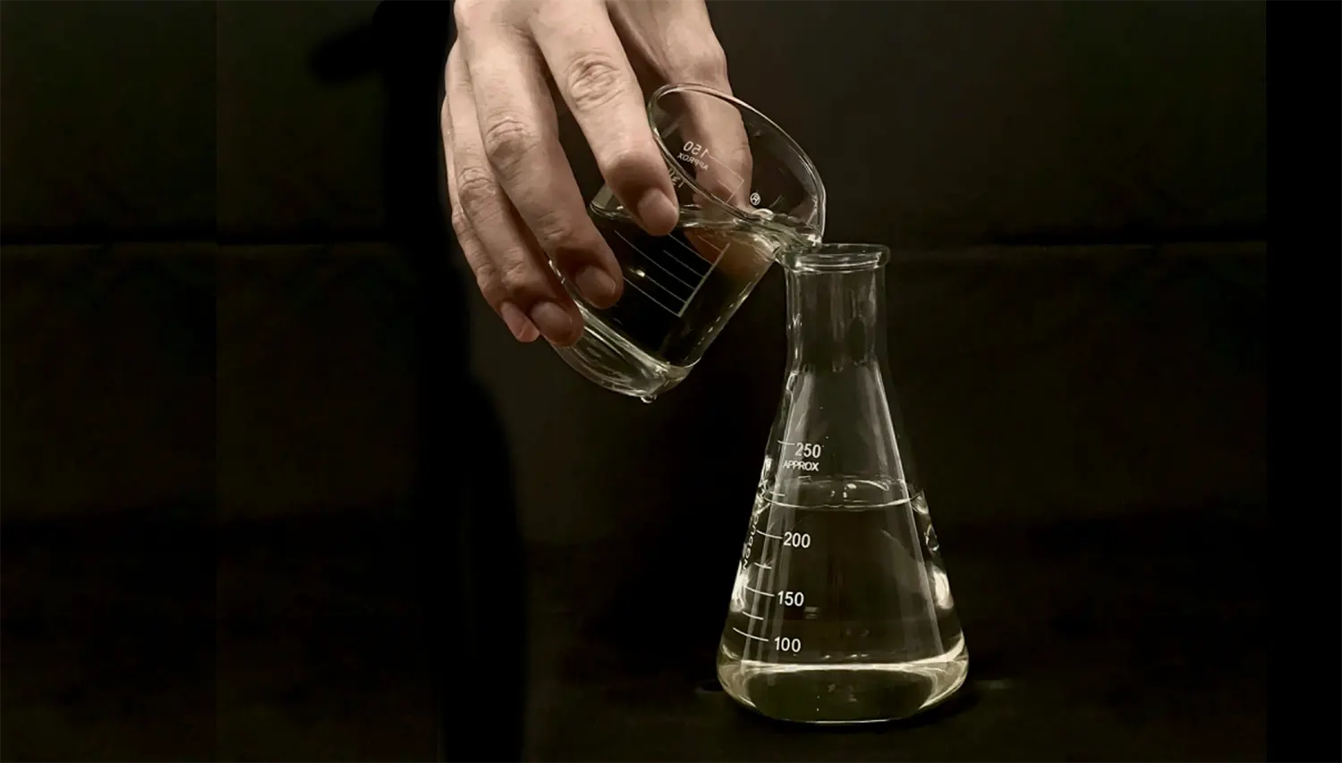 Dung môi Petroleum Ether chủ yếu được sử dụng làm dung môi và xử lý dầu mỡ, nhưng dễ bay hơi và dễ cháy.