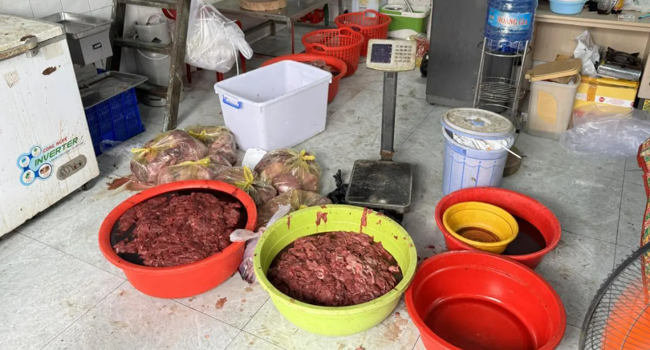 Hình ảnh một cơ sở đang “hô biến” thịt heo thành thịt bò bị phát hiện.