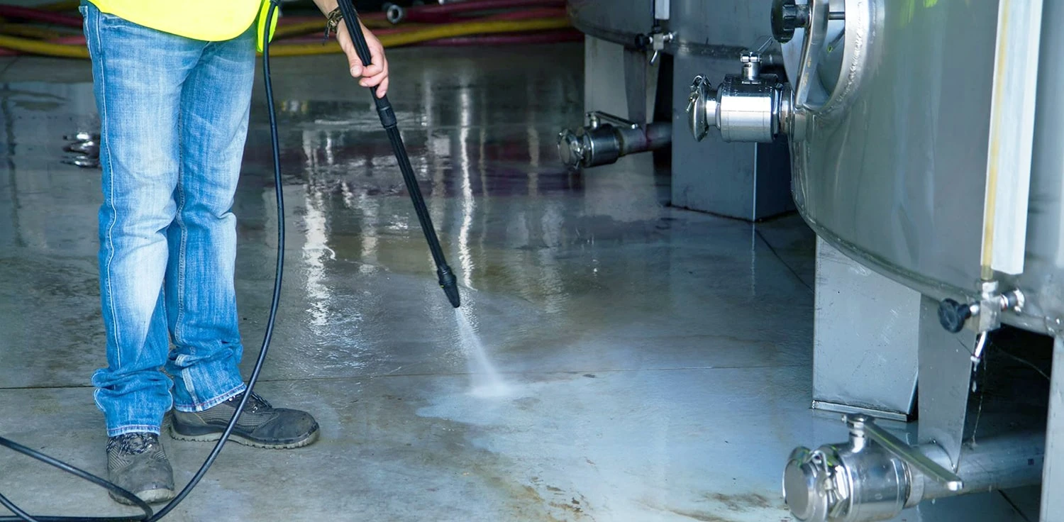 Hóa chất vệ sinh công nghiệp là gì? Phân loại và ứng dụng thực tiễn trong nhà máy