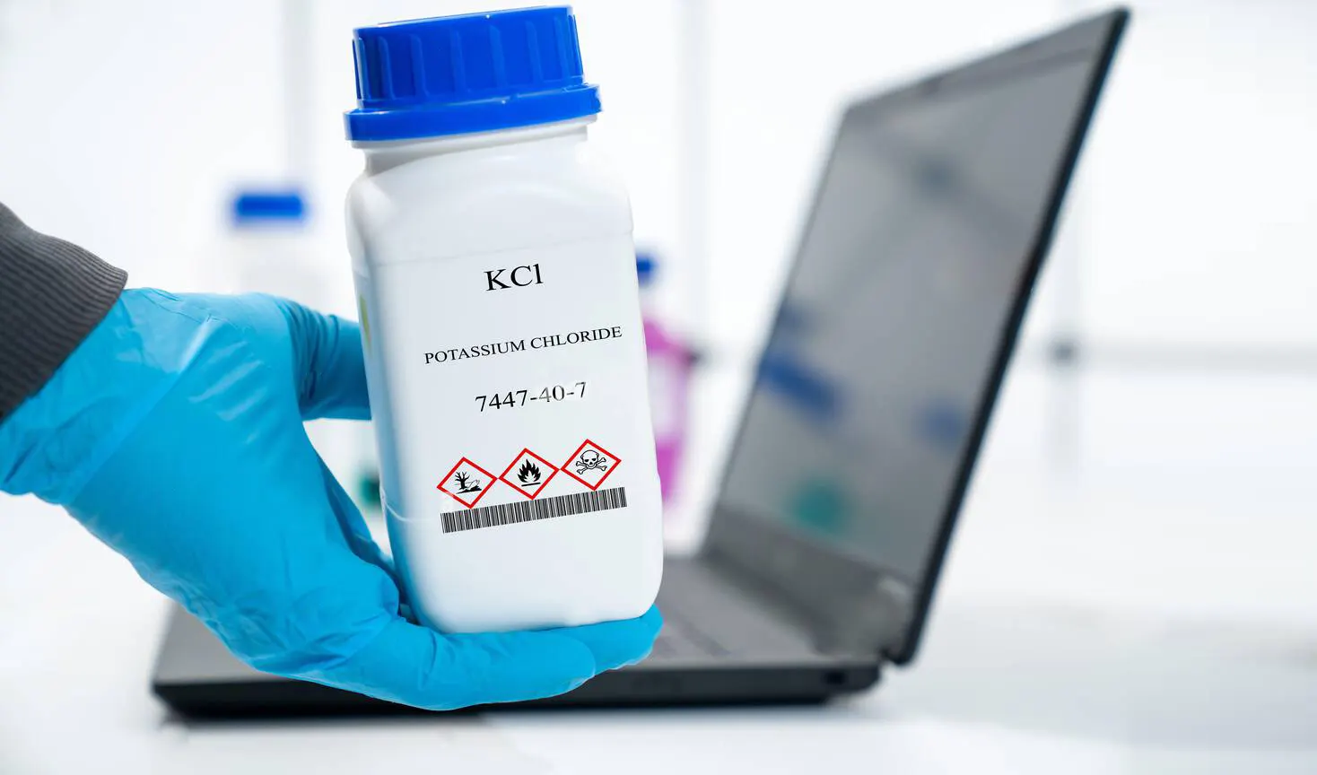 Kali clorid là gì? Tính chất, vai trò và ứng dụng thực tiễn của KCl