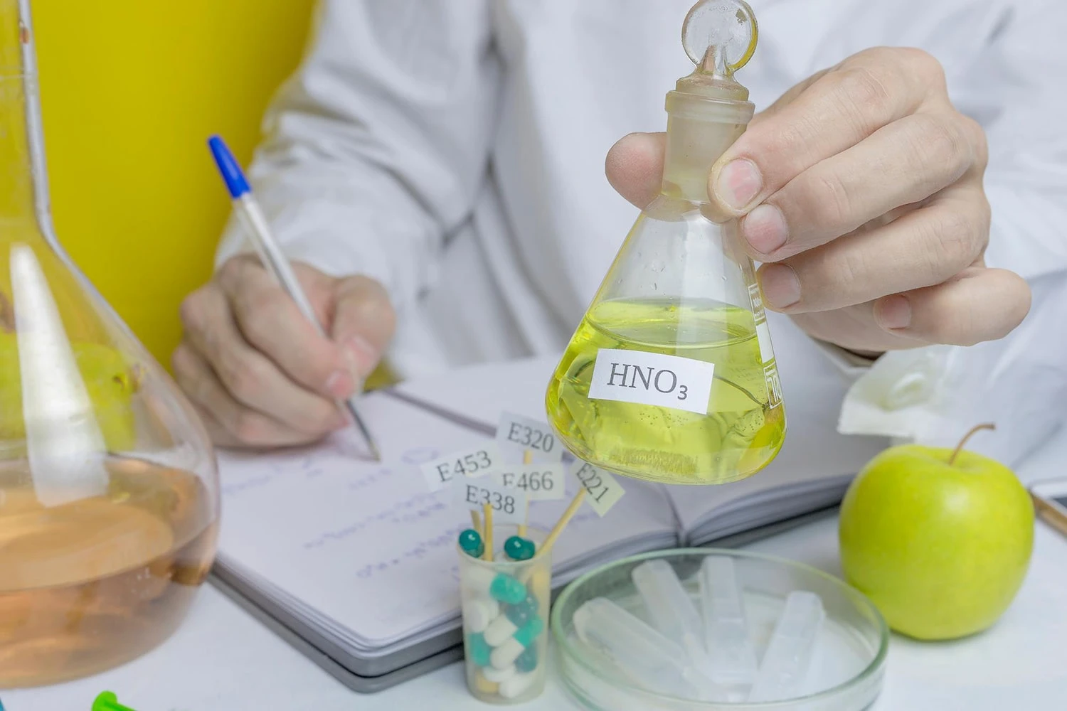 axit nitric phân hủy khi tiếp xúc với nhiệt độ cao có màu vàng nhạt