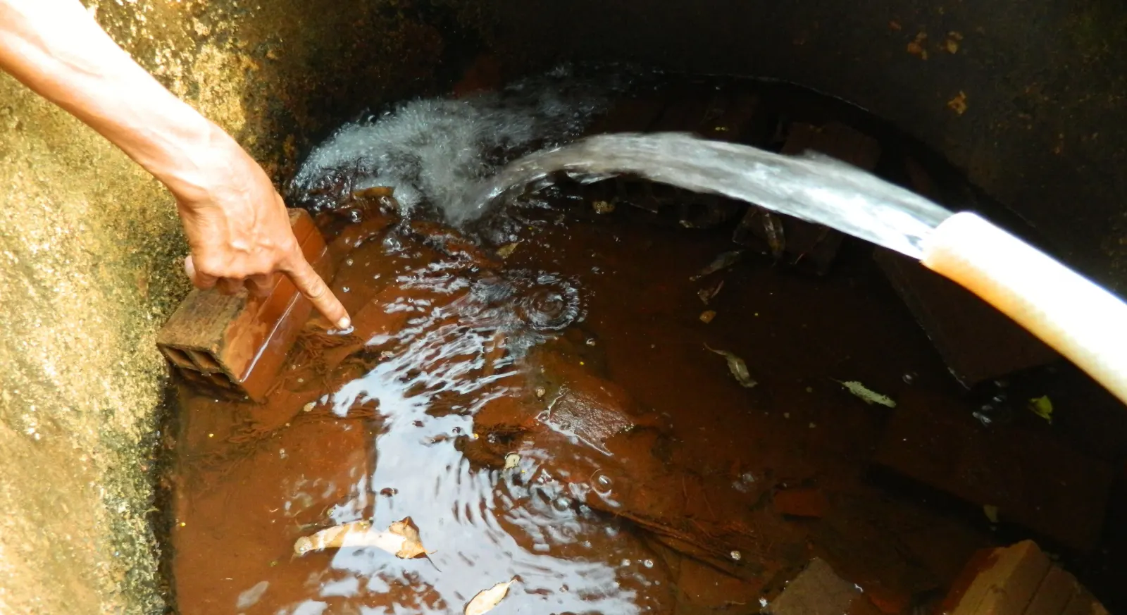 Một bể lọc nước phèn truyền thống được dùng phổ biến