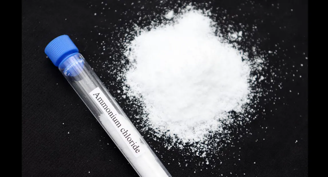 Amoni clorua là một loại muối tinh thể màu trắng và tan rất tốt trong nước. Dung dịch amoni clorua có tính axit yếu.