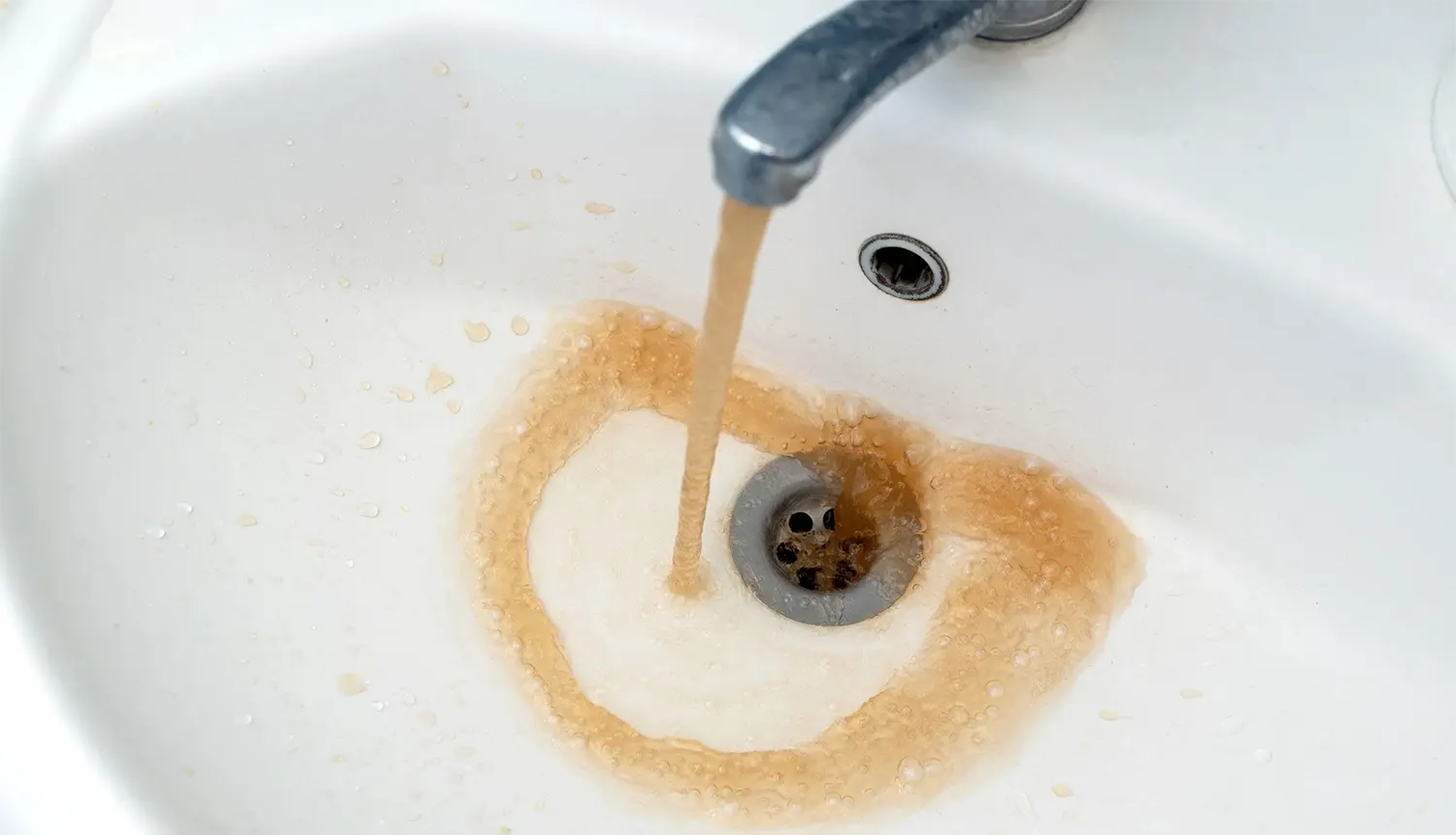 Nước có màu và mùi lạ là nguyên nhân nhận biết đơn giản nguồn nước bị nhiễm phèn