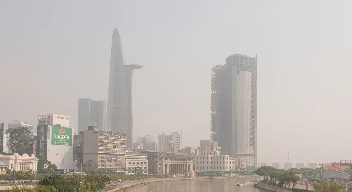 Ô nhiễm không khí là nỗi phiền toái thường nhật đối với nhiều người dân sống và làm việc tại Tp Hồ Chí Minh. Ảnh: Saigoneer.