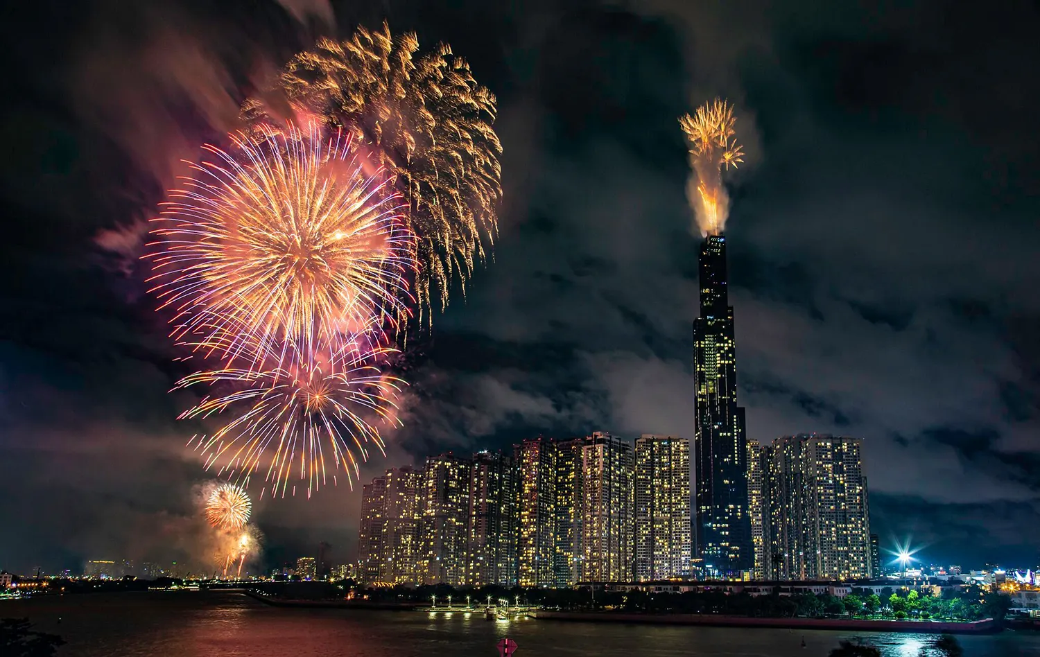 Pháo hoa sử dụng nhiều nhóm hóa chất khác nhau để có thể cháy, tạo ra ánh sáng lấp lánh và màu sắc đẹp mắt.