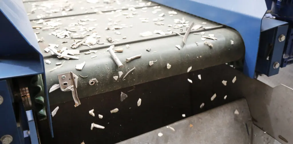 Kỹ thuật tách kim loại đóng vai trò quan trọng trong ngành tái chế, cho phép chúng ta khai phá giá trị tiềm ẩn trong phế liệu.