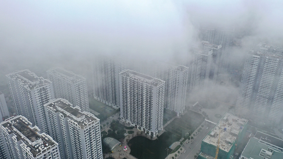 Sương mù dày đặc bao phủ các tòa nhà cao tầng ở Hà Nội vào một buổi sáng. Ảnh: VnExpress/Giang Huy.