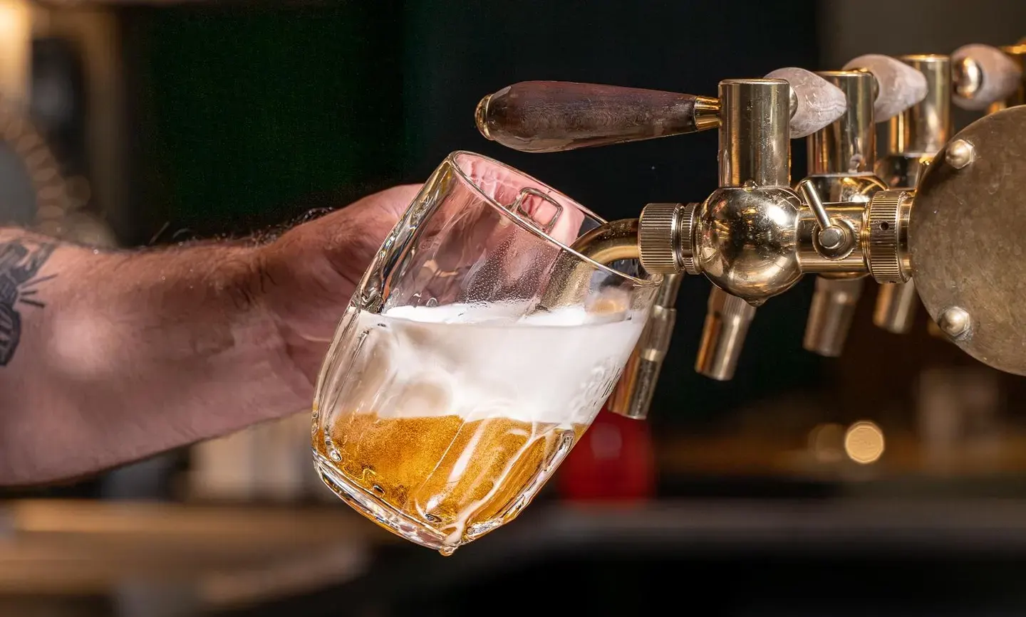 Tại các quầy bar, vòi bia kéo ngang được thiết kế để người pha chế có thể thay đổi hương vị và độ sánh của bia.