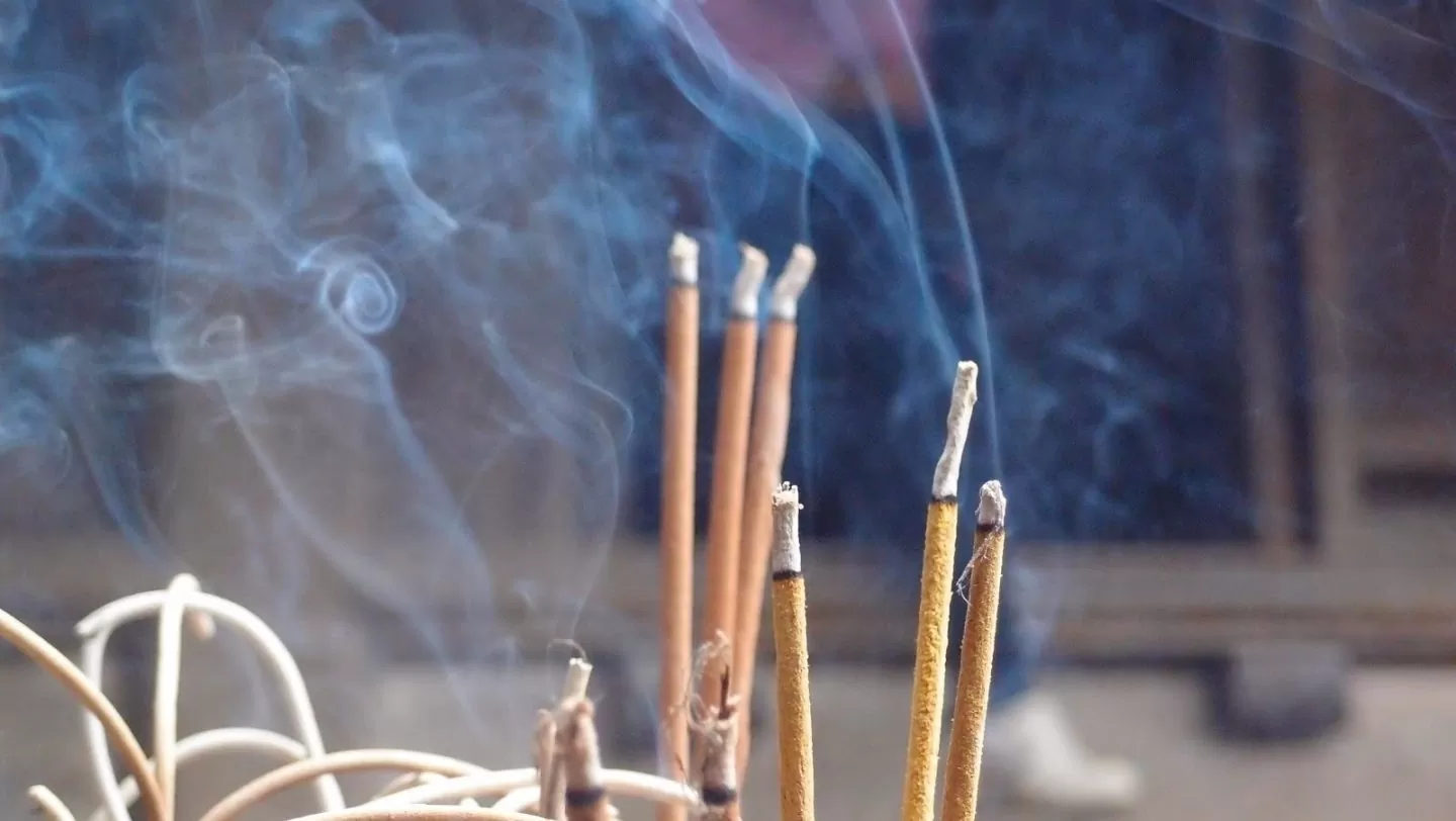 Thắp nhang ngày Tết là một phong tục tập quán lâu đời và phổ biến trong văn hóa tín ngưỡng của người Việt, thể hiện lòng thành kính, tri ân ông bà tổ tiên.