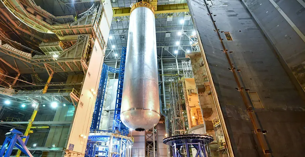 Thùng chứa hydro lỏng của tầng lõi đã hoàn tất quá trình hàn tại Trung tâm Lắp ráp Thẳng đứng thuộc Cơ sở Lắp ráp Michoud của NASA ở New Orleans. Cao khoảng 40 mét, thùng chứa hydro lỏng này là thùng chứa nhiên liệu đông lạnh lớn nhất dành cho tên lửa trên thế giới.