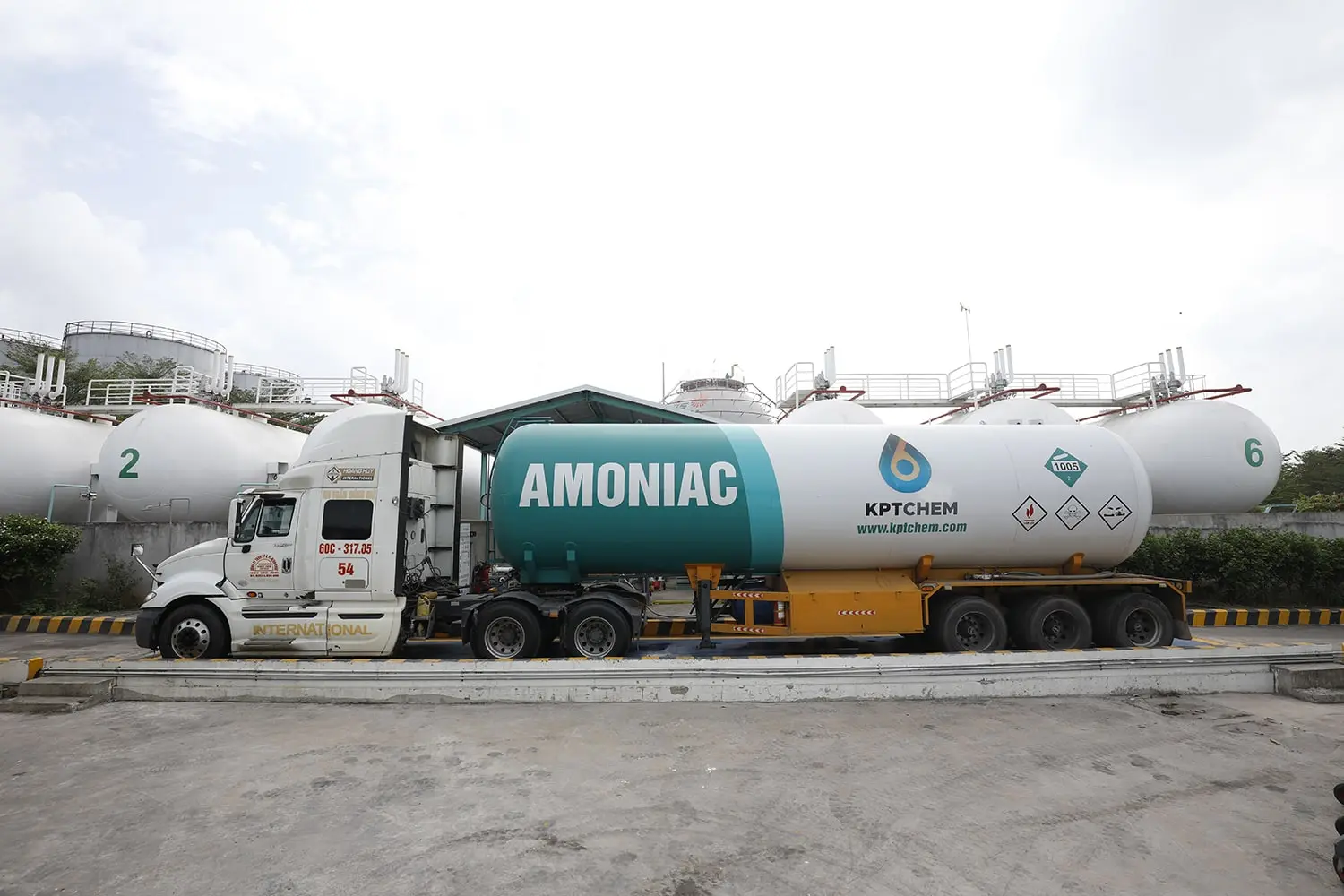 Vận chuyển hóa chất amoniac bằng xe bồn chuyên dụng của KPTCHEM
