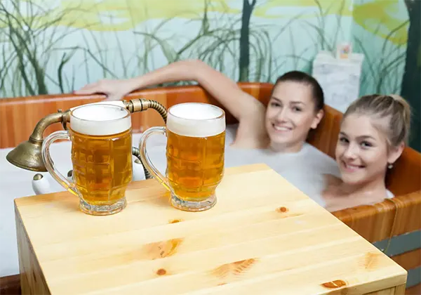 Vì sao khi rót bia lại có bọt nổi lên?