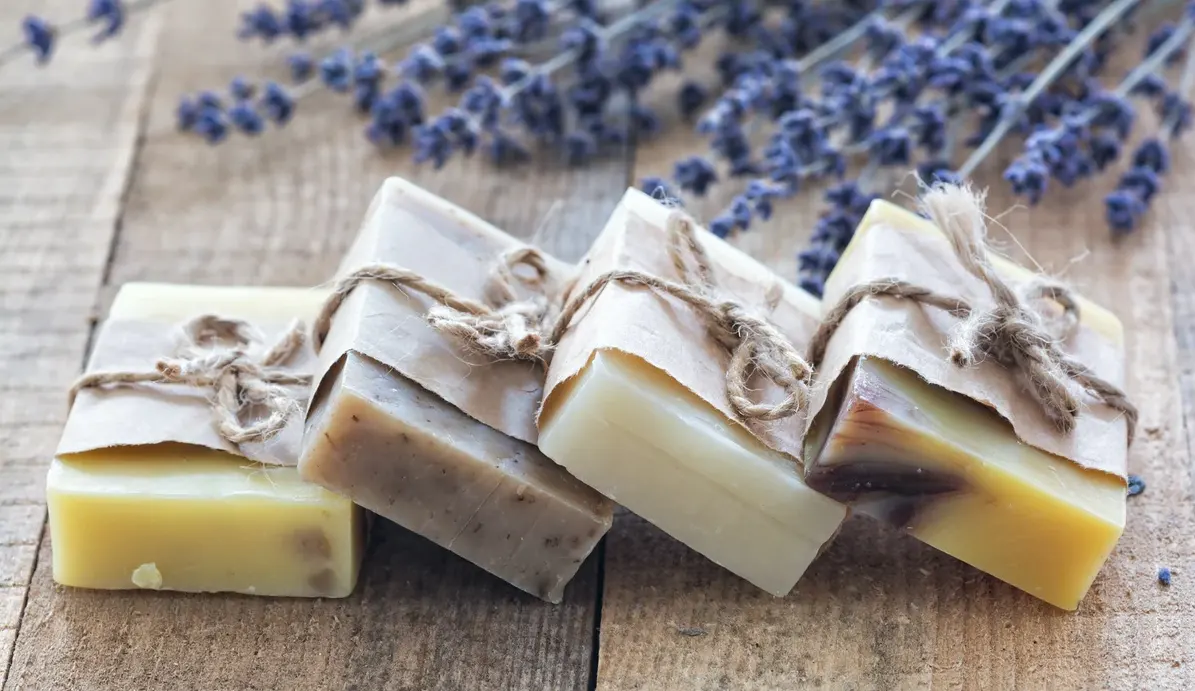 Các loại xà phòng handmade thường được sản xuất theo quy trình đơn giản và đề cao các giá trị tự nhiên.